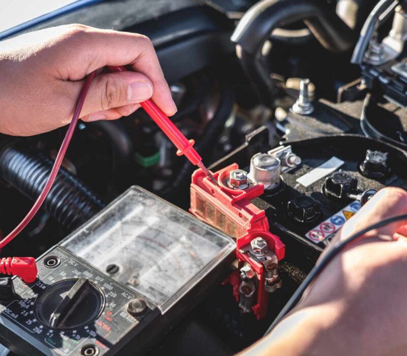 Co rozładowuje akumulator w samochodzie?